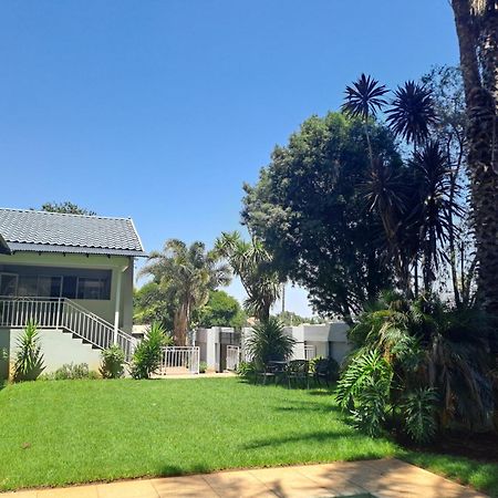 8 On Acacia Guesthouse Bedfordview Экстерьер фото