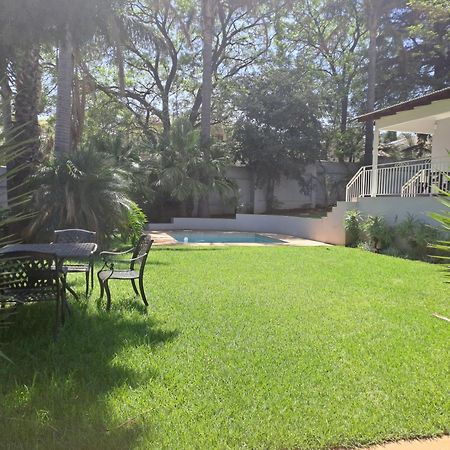 8 On Acacia Guesthouse Bedfordview Экстерьер фото