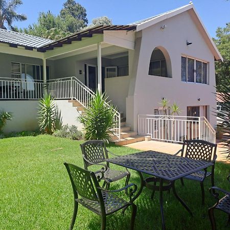 8 On Acacia Guesthouse Bedfordview Экстерьер фото
