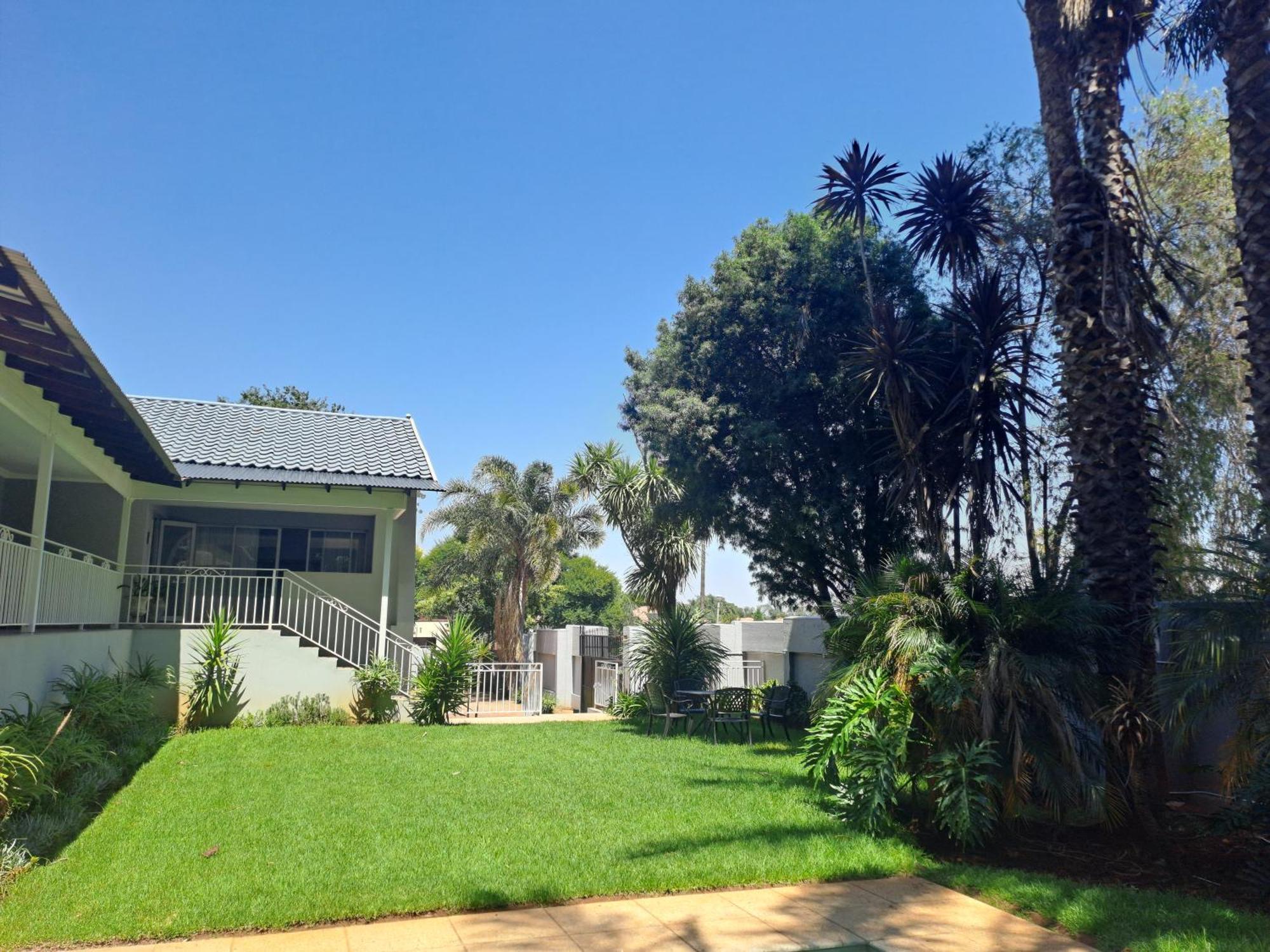 8 On Acacia Guesthouse Bedfordview Экстерьер фото