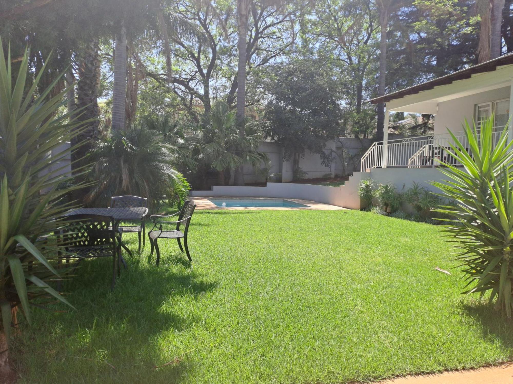 8 On Acacia Guesthouse Bedfordview Экстерьер фото