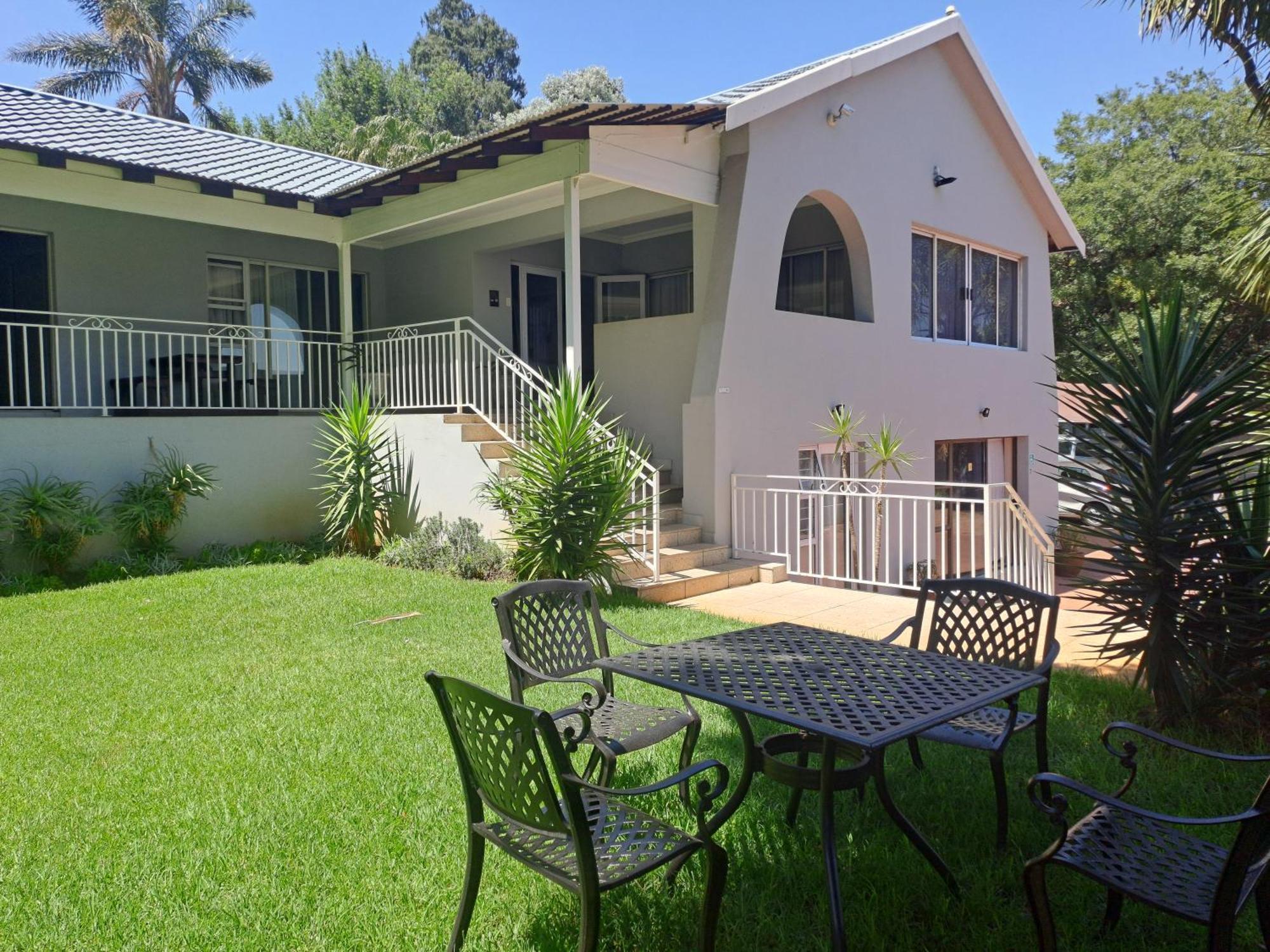 8 On Acacia Guesthouse Bedfordview Экстерьер фото