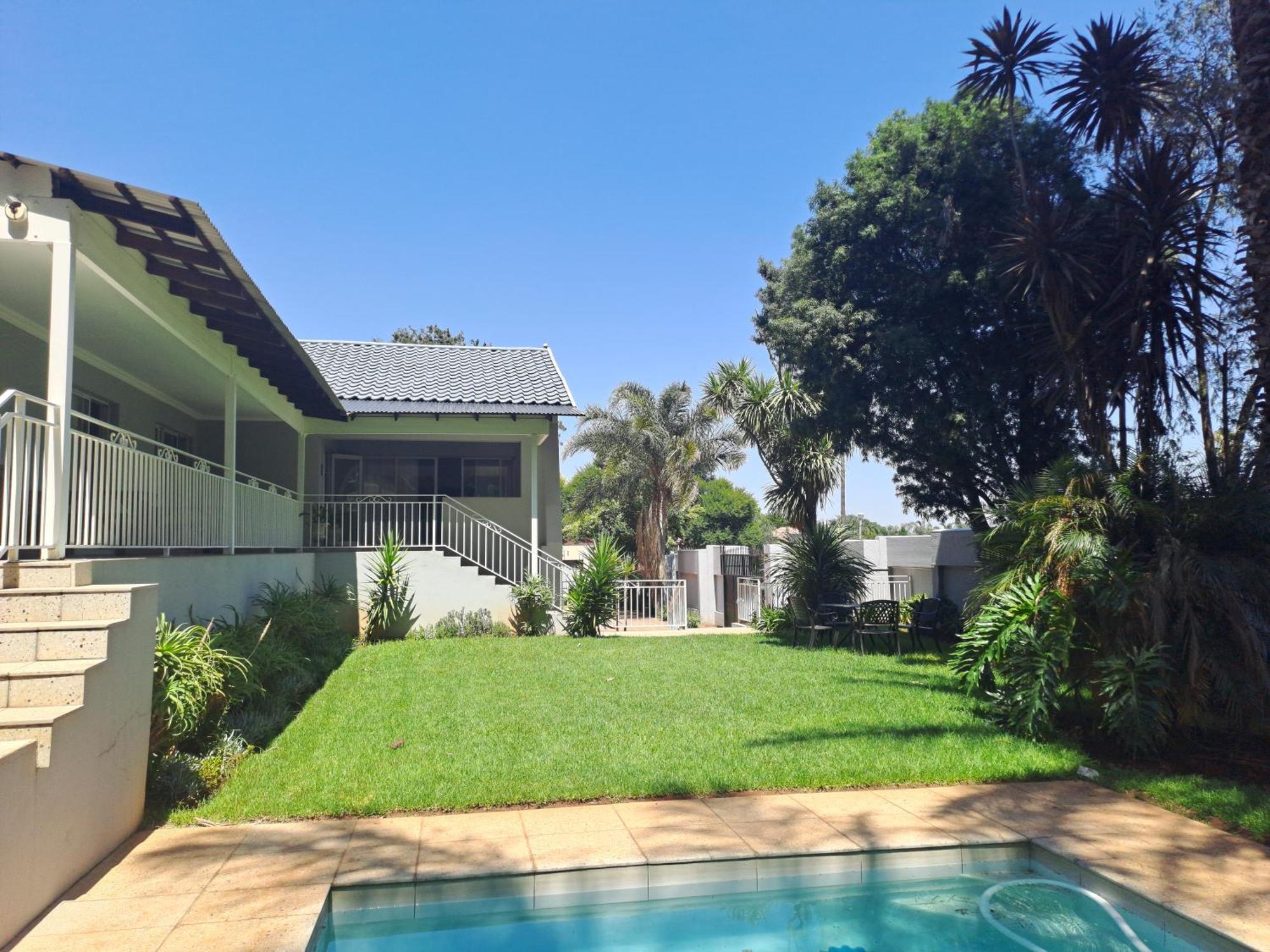 8 On Acacia Guesthouse Bedfordview Экстерьер фото