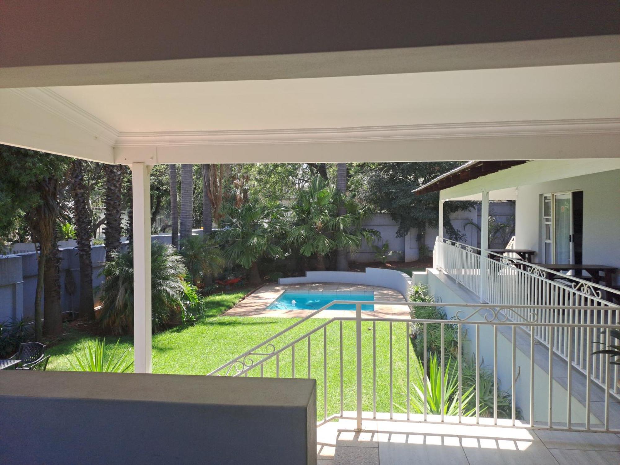 8 On Acacia Guesthouse Bedfordview Экстерьер фото