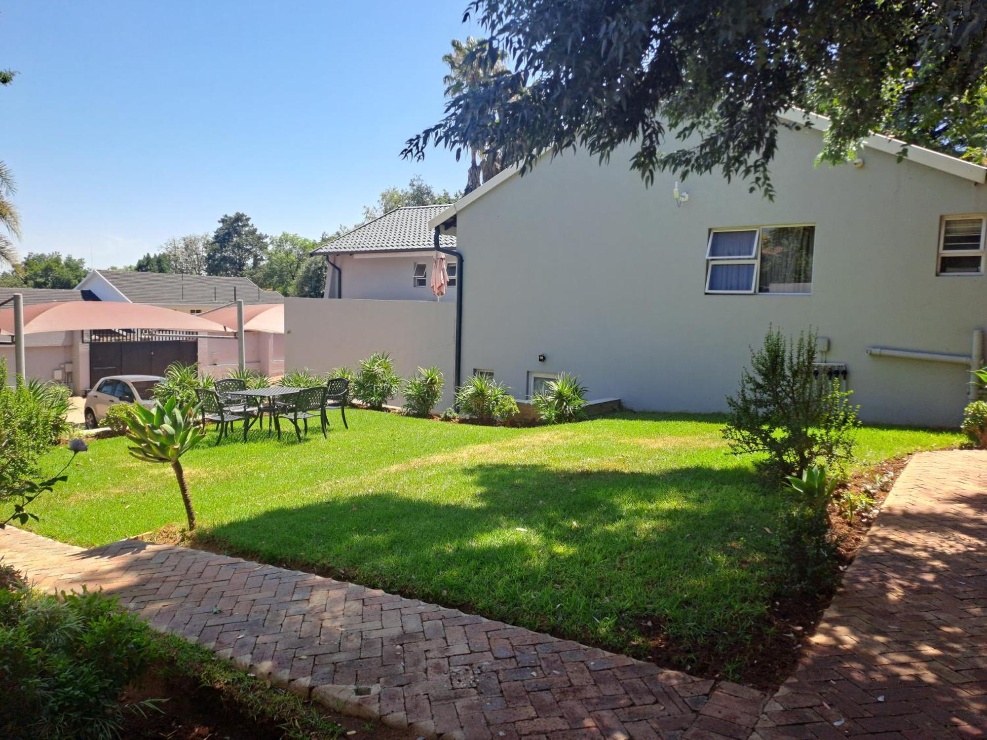 8 On Acacia Guesthouse Bedfordview Экстерьер фото
