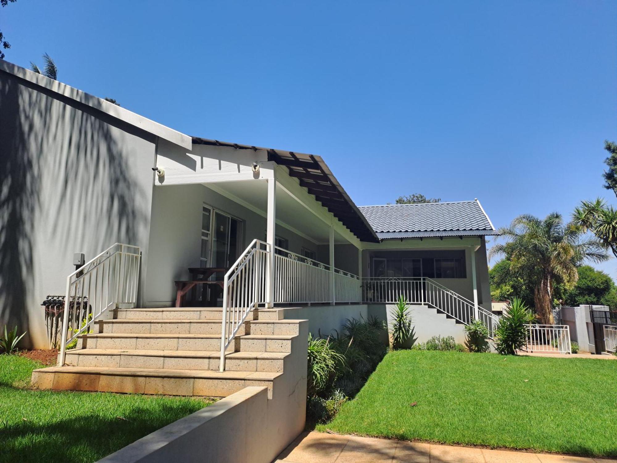 8 On Acacia Guesthouse Bedfordview Экстерьер фото