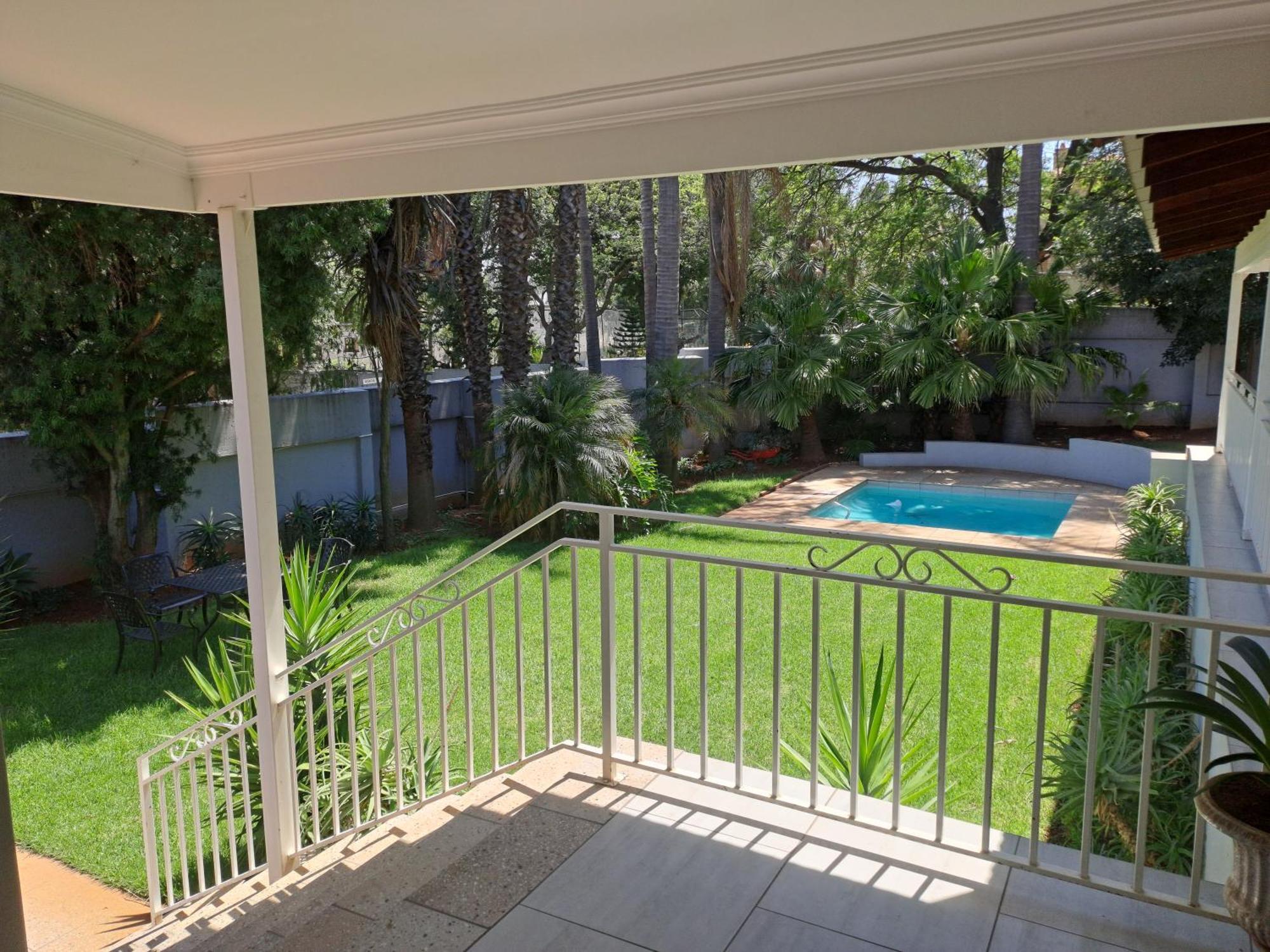 8 On Acacia Guesthouse Bedfordview Экстерьер фото