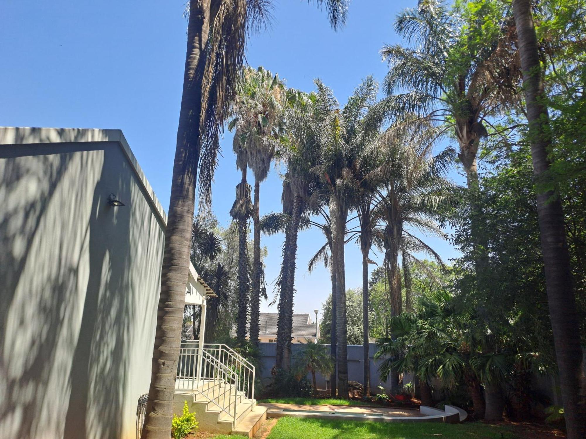 8 On Acacia Guesthouse Bedfordview Экстерьер фото