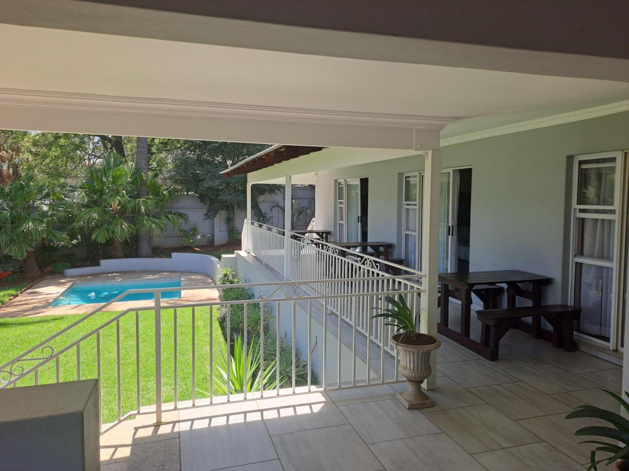 8 On Acacia Guesthouse Bedfordview Экстерьер фото