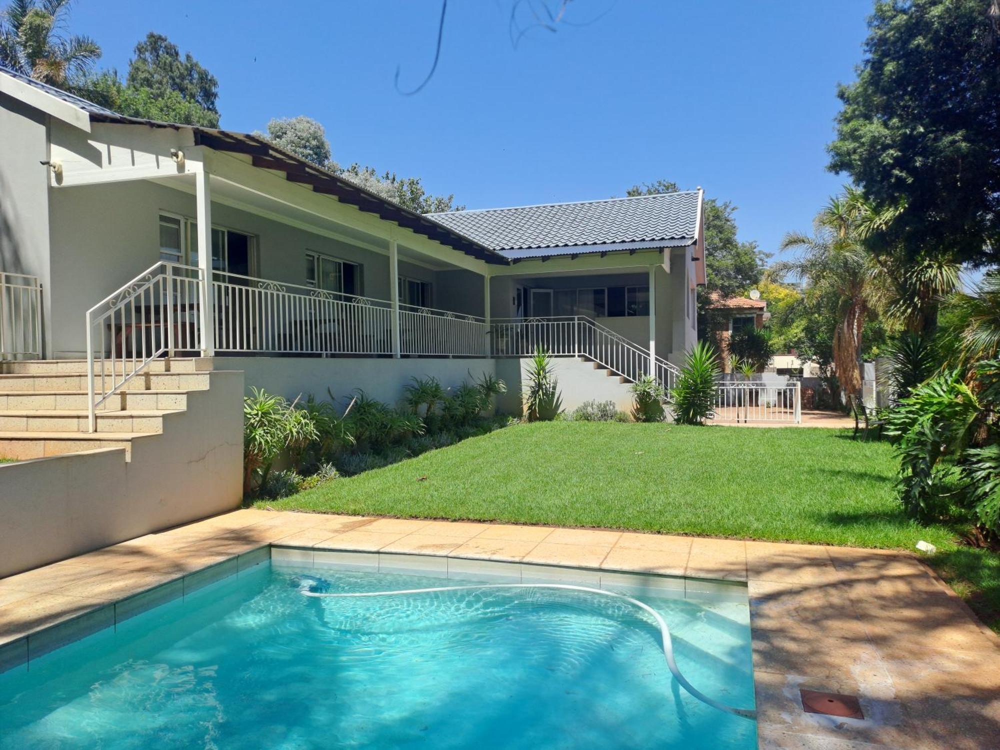 8 On Acacia Guesthouse Bedfordview Экстерьер фото