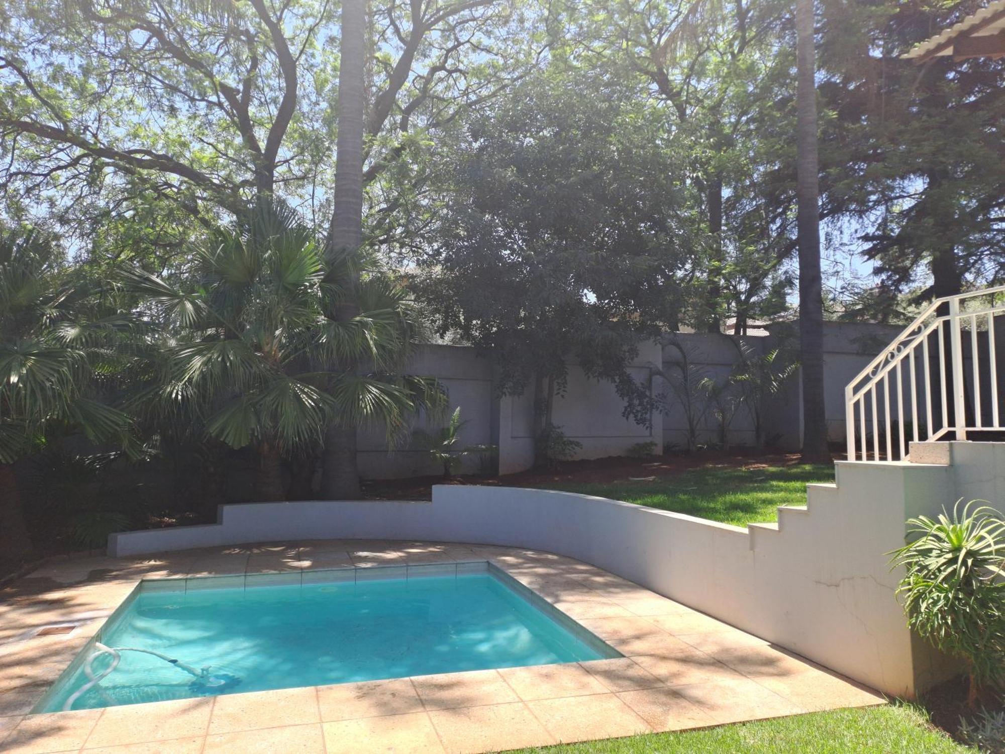 8 On Acacia Guesthouse Bedfordview Экстерьер фото