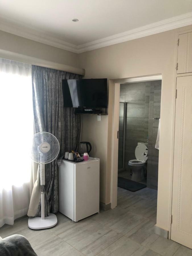 8 On Acacia Guesthouse Bedfordview Экстерьер фото
