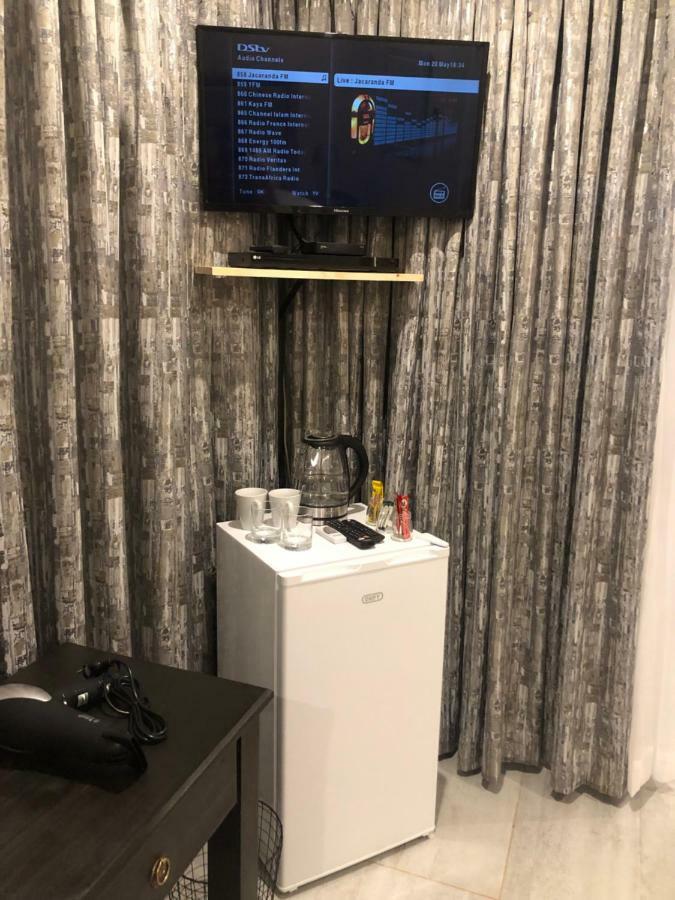 8 On Acacia Guesthouse Bedfordview Экстерьер фото