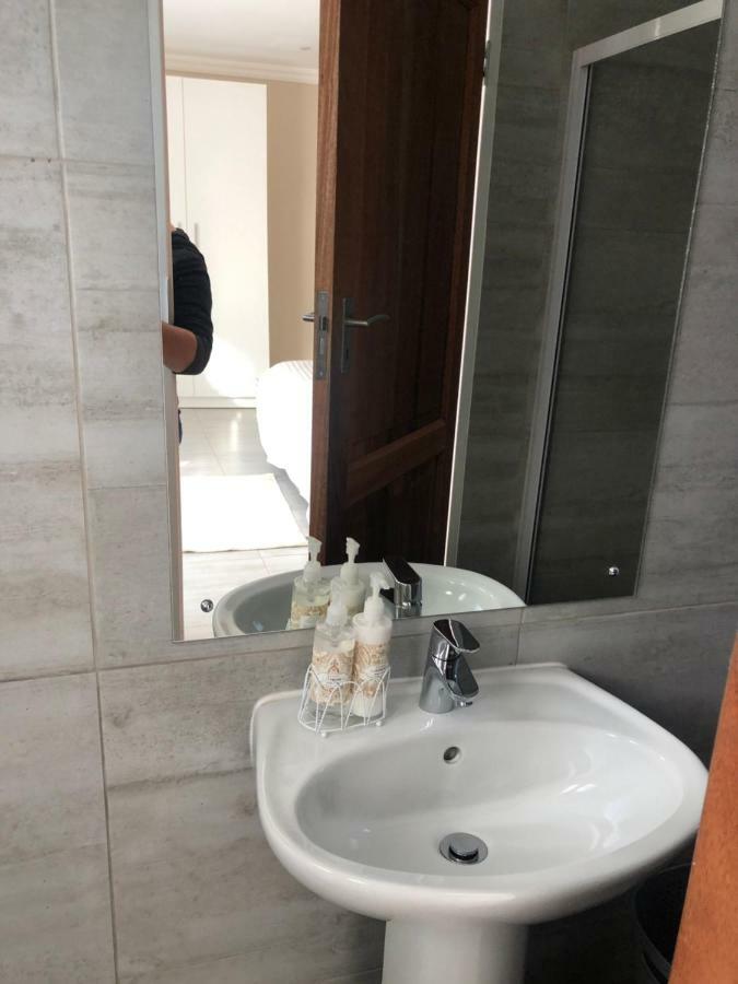 8 On Acacia Guesthouse Bedfordview Экстерьер фото