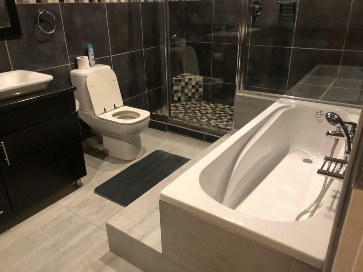 8 On Acacia Guesthouse Bedfordview Экстерьер фото