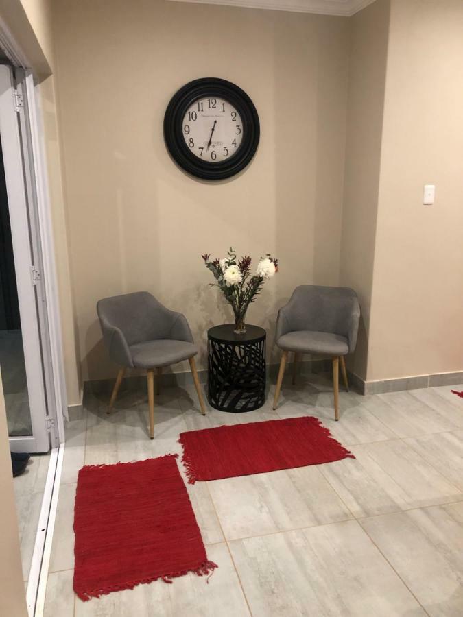 8 On Acacia Guesthouse Bedfordview Экстерьер фото