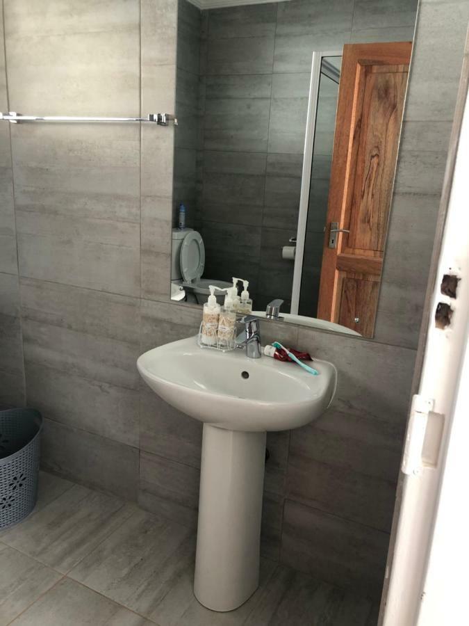8 On Acacia Guesthouse Bedfordview Экстерьер фото