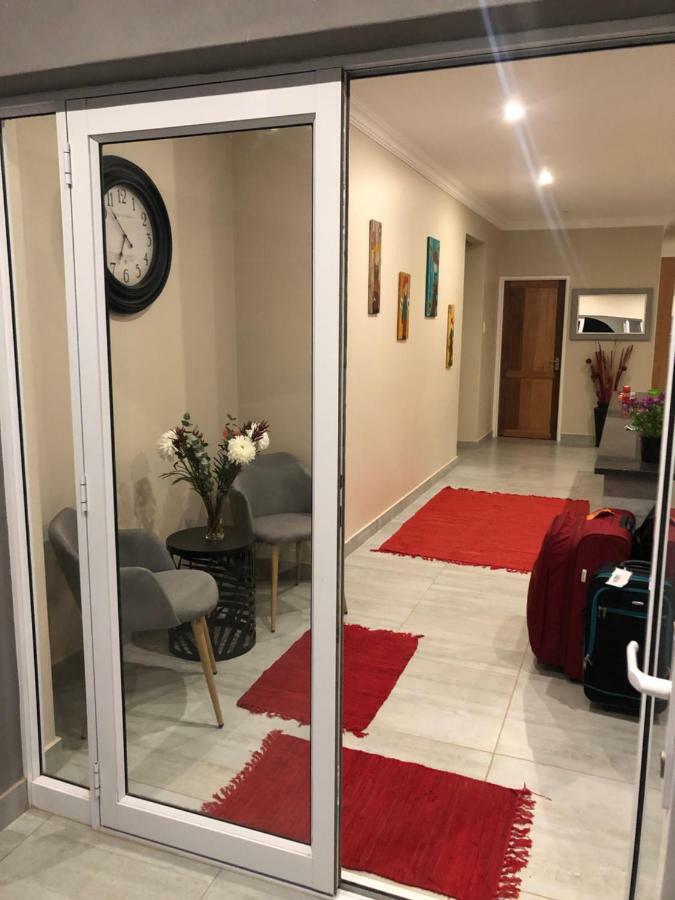 8 On Acacia Guesthouse Bedfordview Экстерьер фото