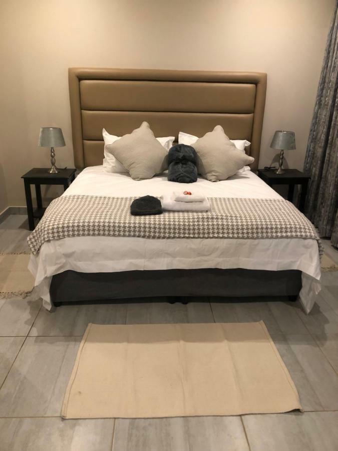 8 On Acacia Guesthouse Bedfordview Экстерьер фото