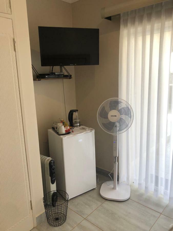 8 On Acacia Guesthouse Bedfordview Экстерьер фото