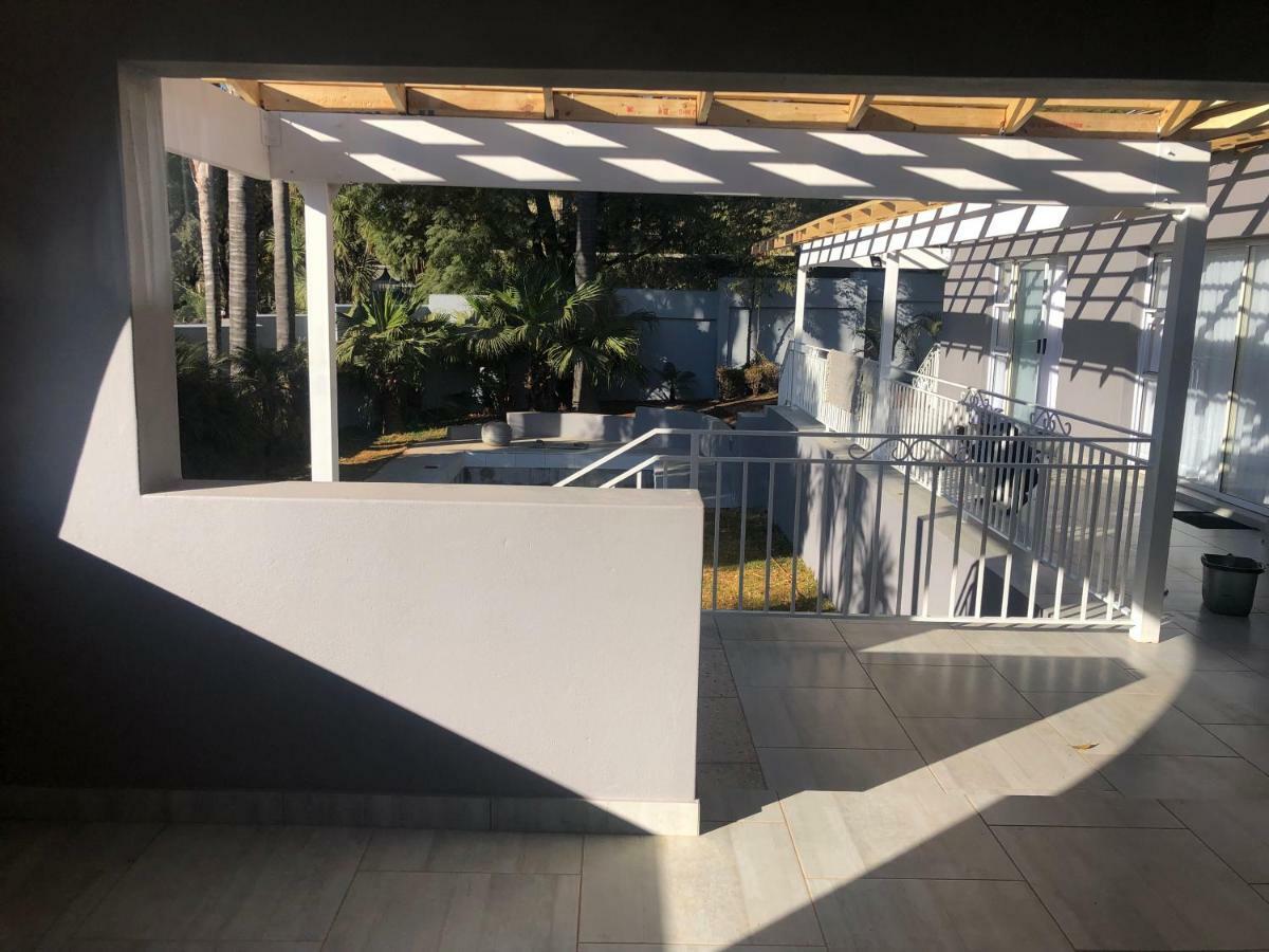 8 On Acacia Guesthouse Bedfordview Экстерьер фото