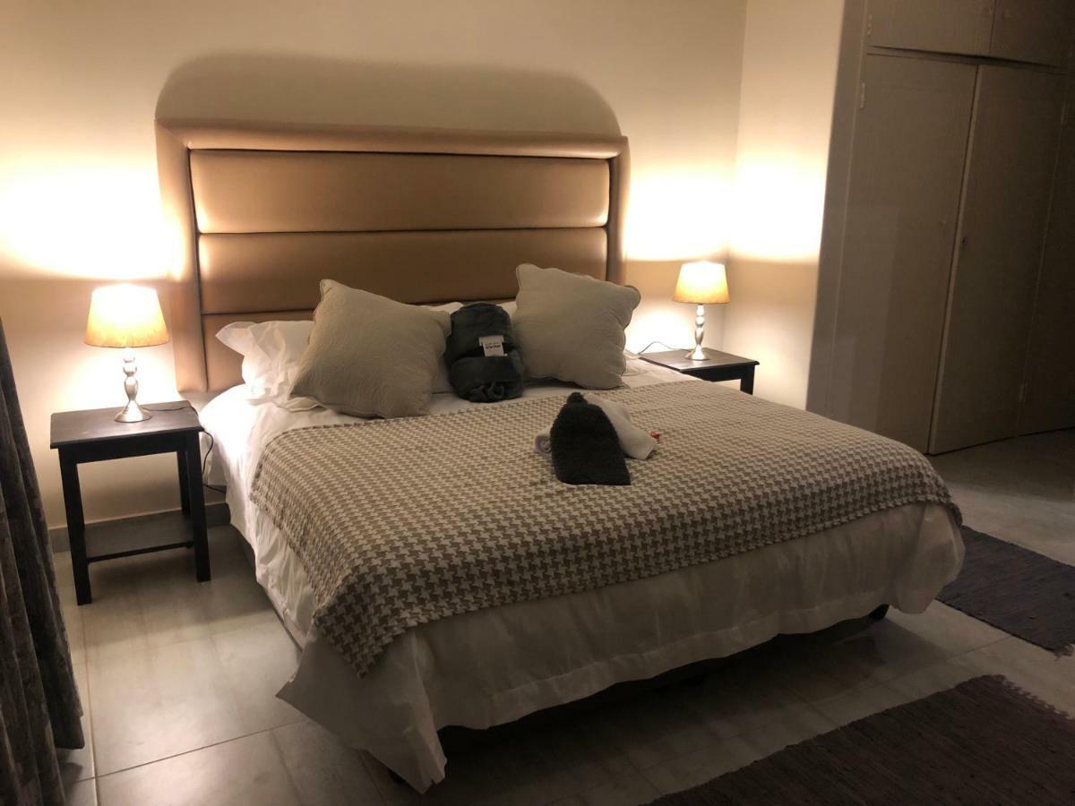 8 On Acacia Guesthouse Bedfordview Экстерьер фото