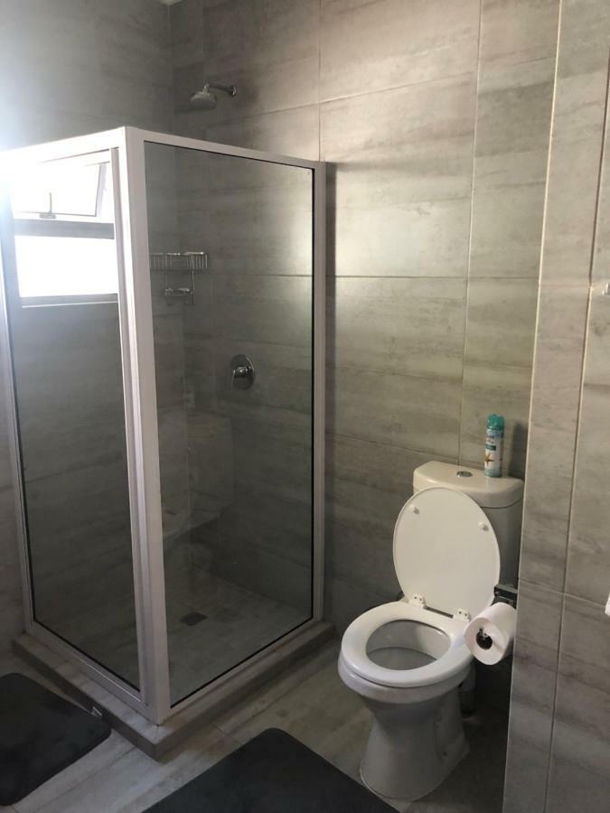 8 On Acacia Guesthouse Bedfordview Экстерьер фото