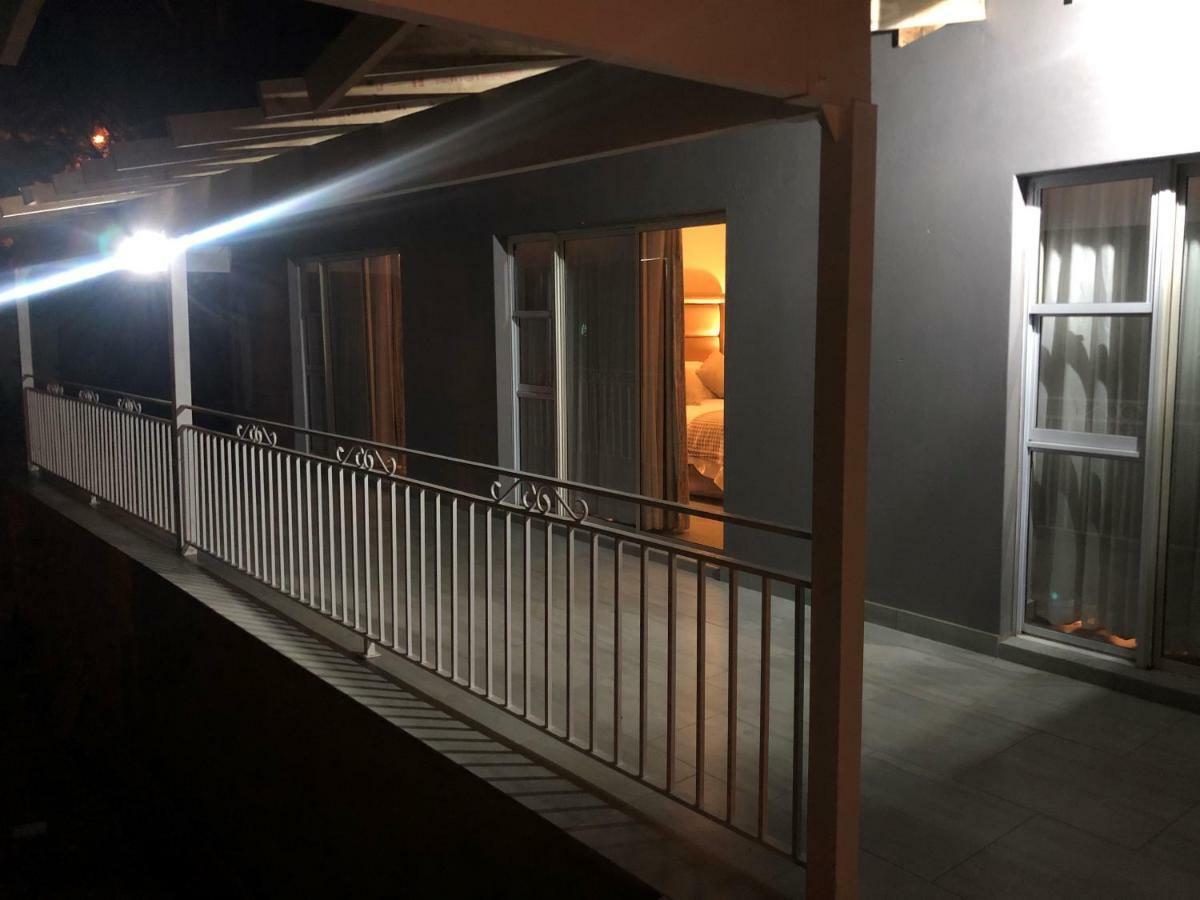 8 On Acacia Guesthouse Bedfordview Экстерьер фото