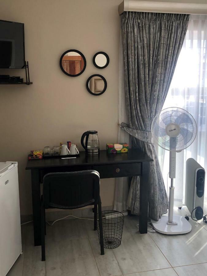 8 On Acacia Guesthouse Bedfordview Экстерьер фото