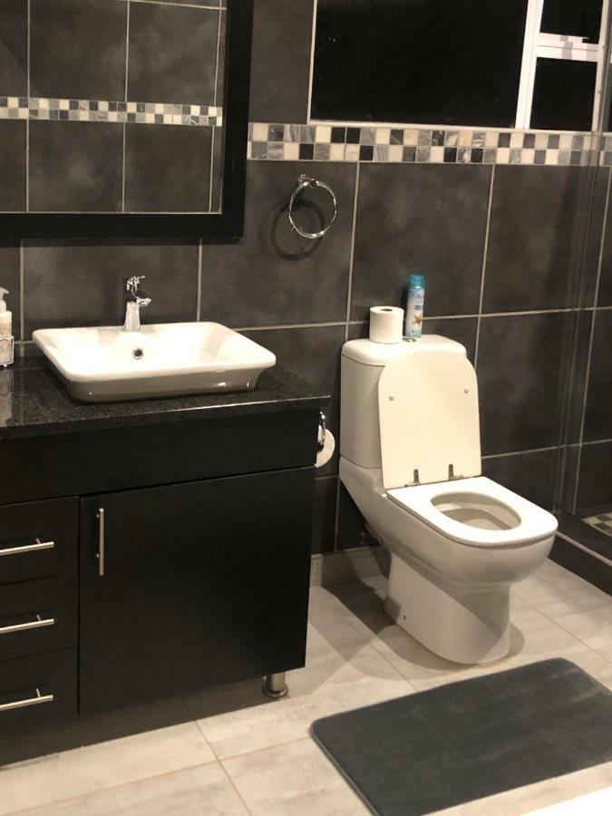 8 On Acacia Guesthouse Bedfordview Экстерьер фото