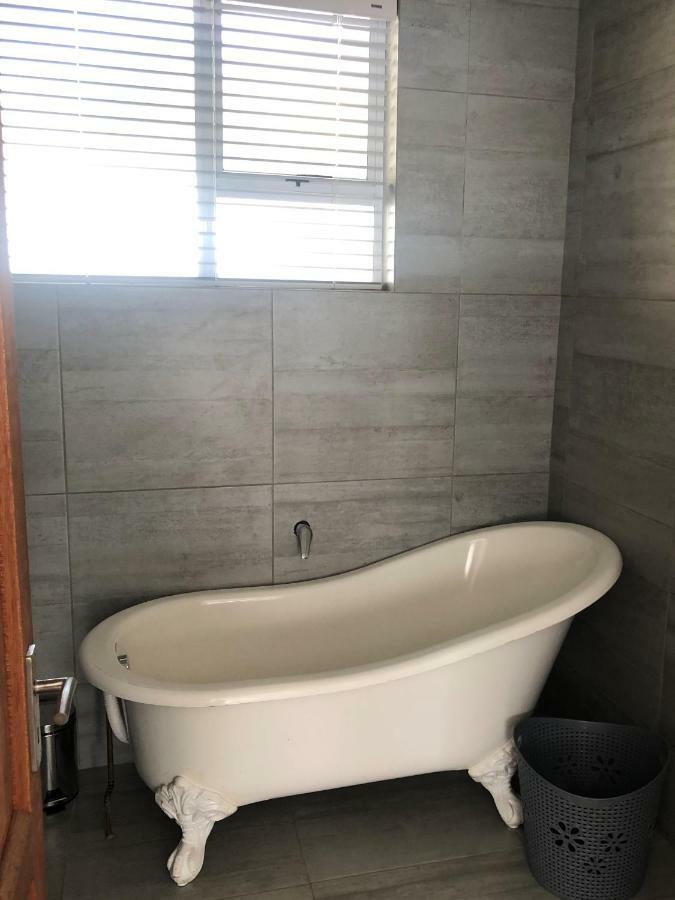 8 On Acacia Guesthouse Bedfordview Экстерьер фото