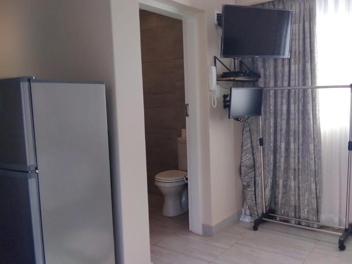 8 On Acacia Guesthouse Bedfordview Экстерьер фото
