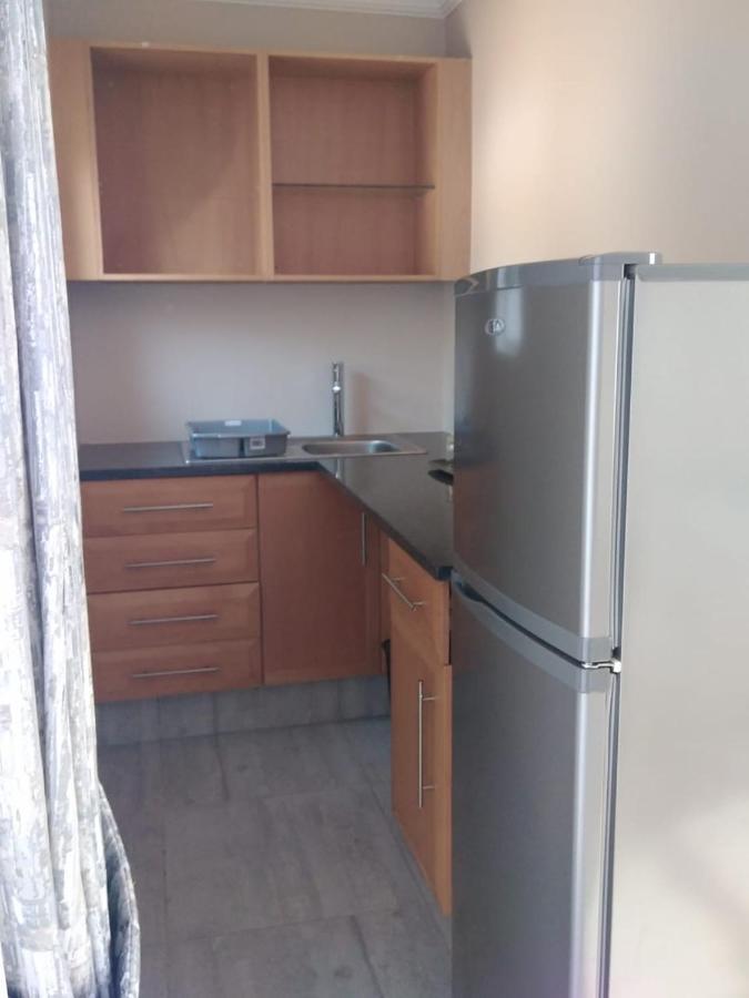 8 On Acacia Guesthouse Bedfordview Экстерьер фото